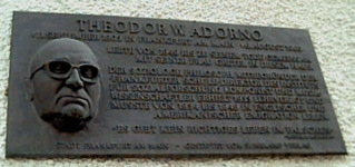 Tafel an Adornos Haus